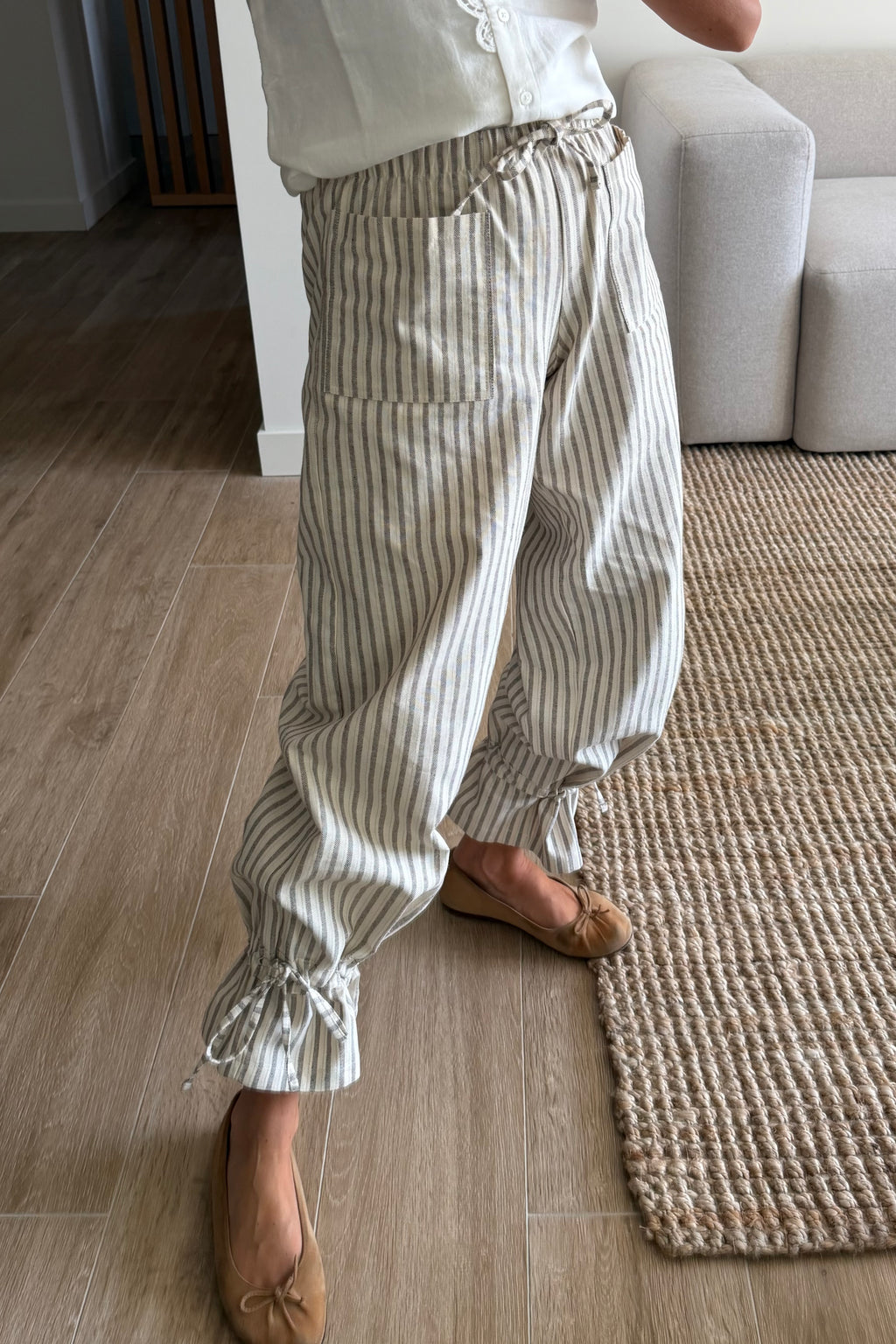 Pantalón stripes gris