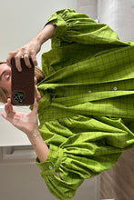 Cargar imagen en el visor de la galería, Camisa Balloon verde