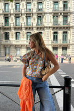 Cargar imagen en el visor de la galería, Asymmetric flower power top
